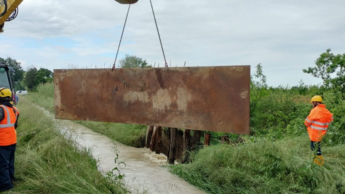 Il Consorzio di bonifica impegnato giorno e notte per allontanare l’acqua fuoriuscita dai fiumi