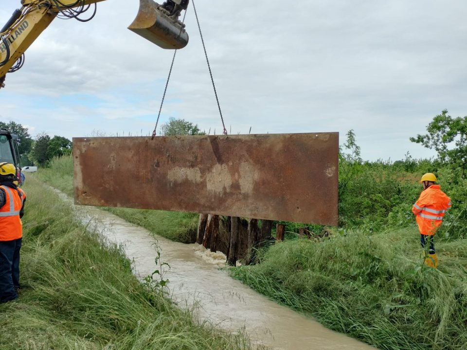 Il Consorzio di bonifica impegnato giorno e notte per allontanare l’acqua fuoriuscita dai fiumi