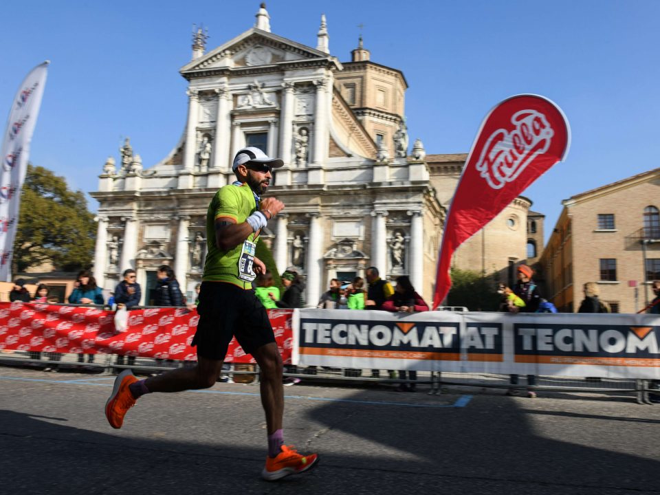 Frullà corre accanto agli sportivi